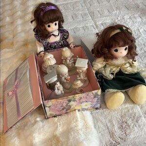 Beautiful collection of Vintage Precious Moment dolls & picture box!!